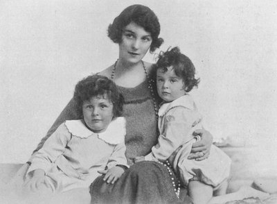 Freda Dudley Ward mit ihren Kindern, 1918 von English Photographer